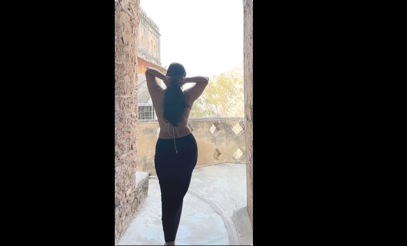 Watch sexy girl flaunting her sexy figure video